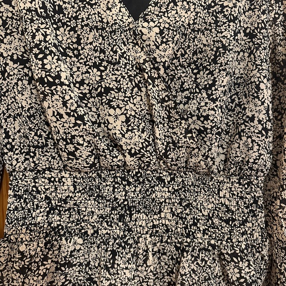 Medium Blouse. Small button in v-neck to hold fabric together! - Picture 3 of 5